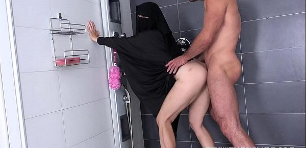  Randy worker helps Valentina Ross in niqab